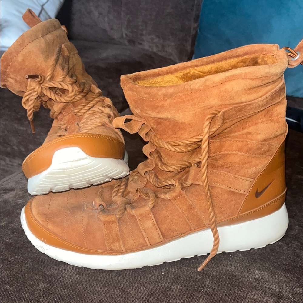 Nike Roshe One Hi Suede Boots